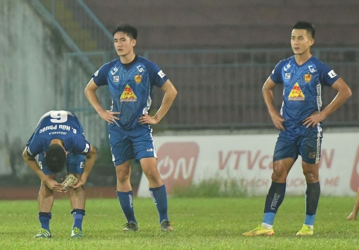 Video: Xuống hạng vì kém 2 bàn thắng, cầu thủ Quảng Nam khóc hết nước mắt