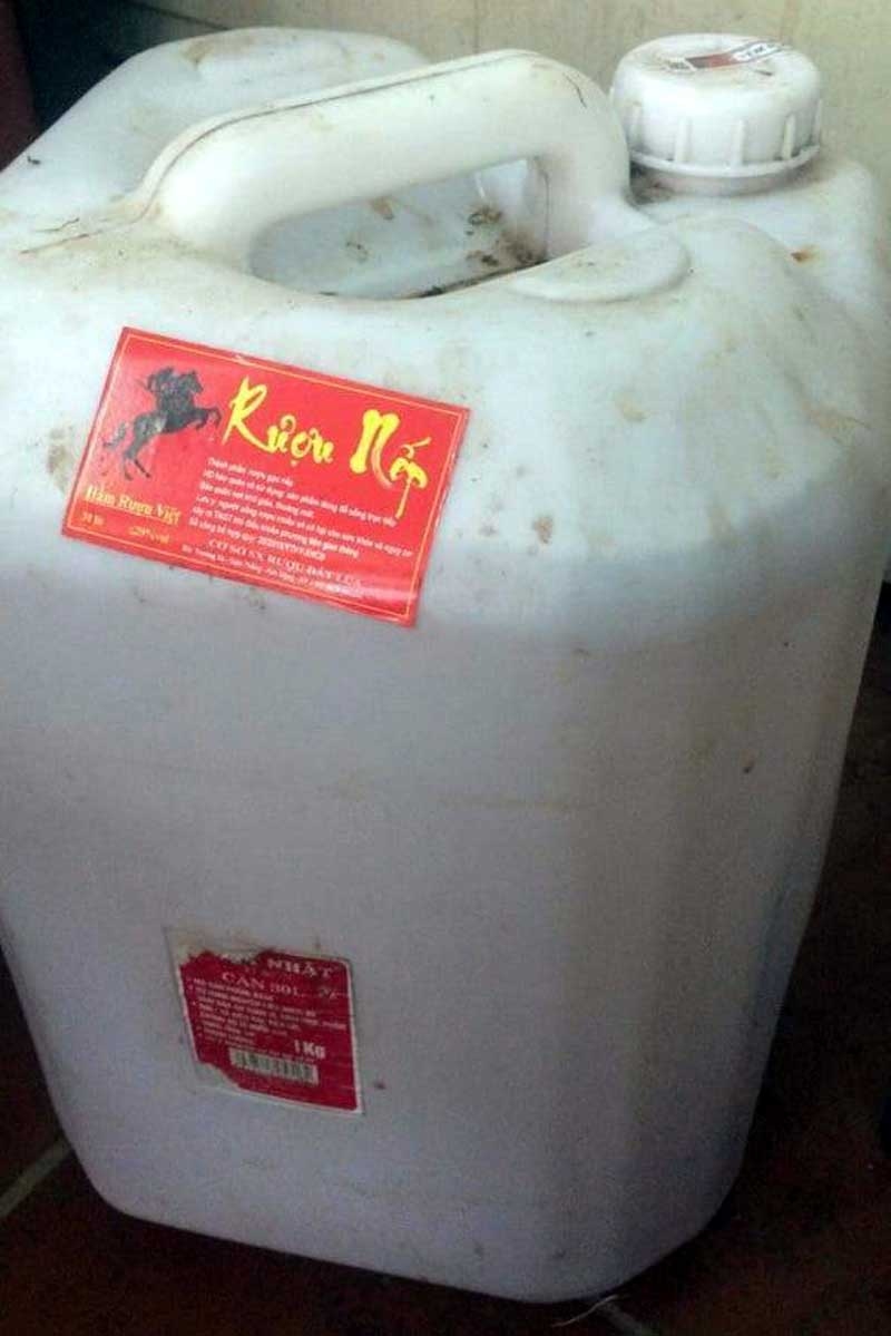 Rượu nếp, Hầm Rượu Việt đựng trong can nhựa 30 lít do Cở sở sản xuất rượu Đất Lúa sản xuất. Ảnh: Báo CAND
