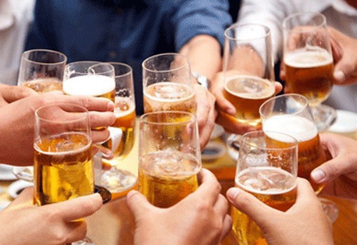 Nhiều người còn băn khoăn về việc thực thi và chế tài xử phạt việc “sếp” để nhân viên uống rượu, bia trong giờ làm việc. (Ảnh minh họa)