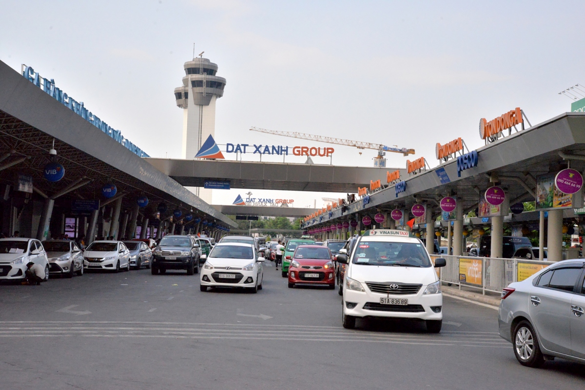 Đề xuất nghiên cứu xây cầu bộ hành ở sân bay Tân Sơn Nhất
