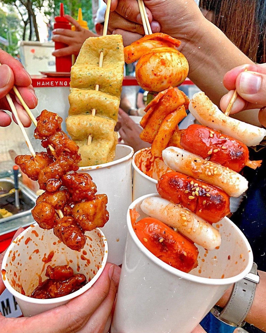 Korean style skewers are an unmissable snack that can be found throughout the street. (Photo: Onghoangtrasua)