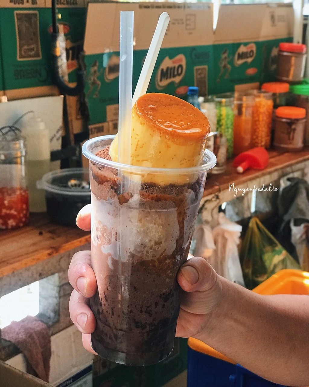 Visitors usually enjoy sampling a cold cup of cocoa when taking a tour of Nguyen Hue street. (Photo: Nguyenfoodalic)