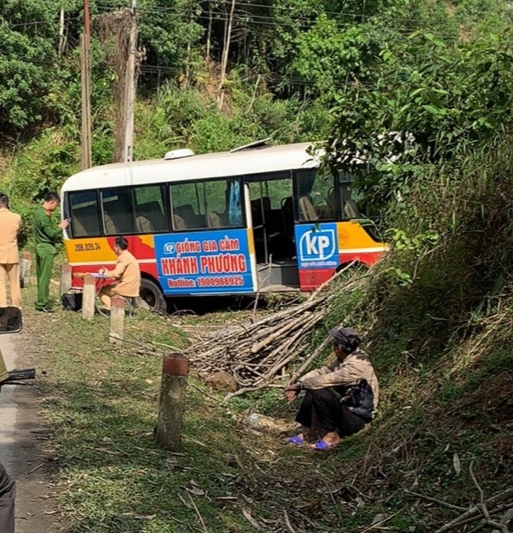 Xe bus mất phanh đâm vào taluy, 6 người bị thương ở Bắc Kạn