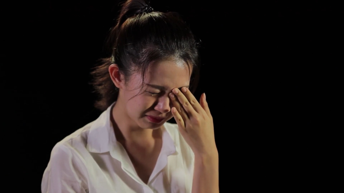 Thí sinh Hoa hậu Việt Nam bật khóc khi tới thăm nhà hai bà cháu nghèo khổ