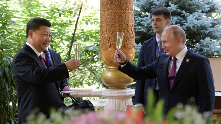 Tổng thống Nga Putin chúc mừng sinh nhật Chủ tịch Trung Quốc Tập Cận Bình nhân dịp tham gia một hội nghị ở Tajikistan ngày 15/6/2019. Ảnh: Reuters