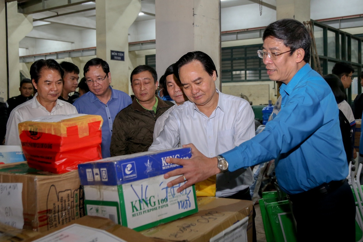 Bộ trưởng Phùng Xuân Nhạ đã có mặt động viên những người tham gia hỗ trợ.