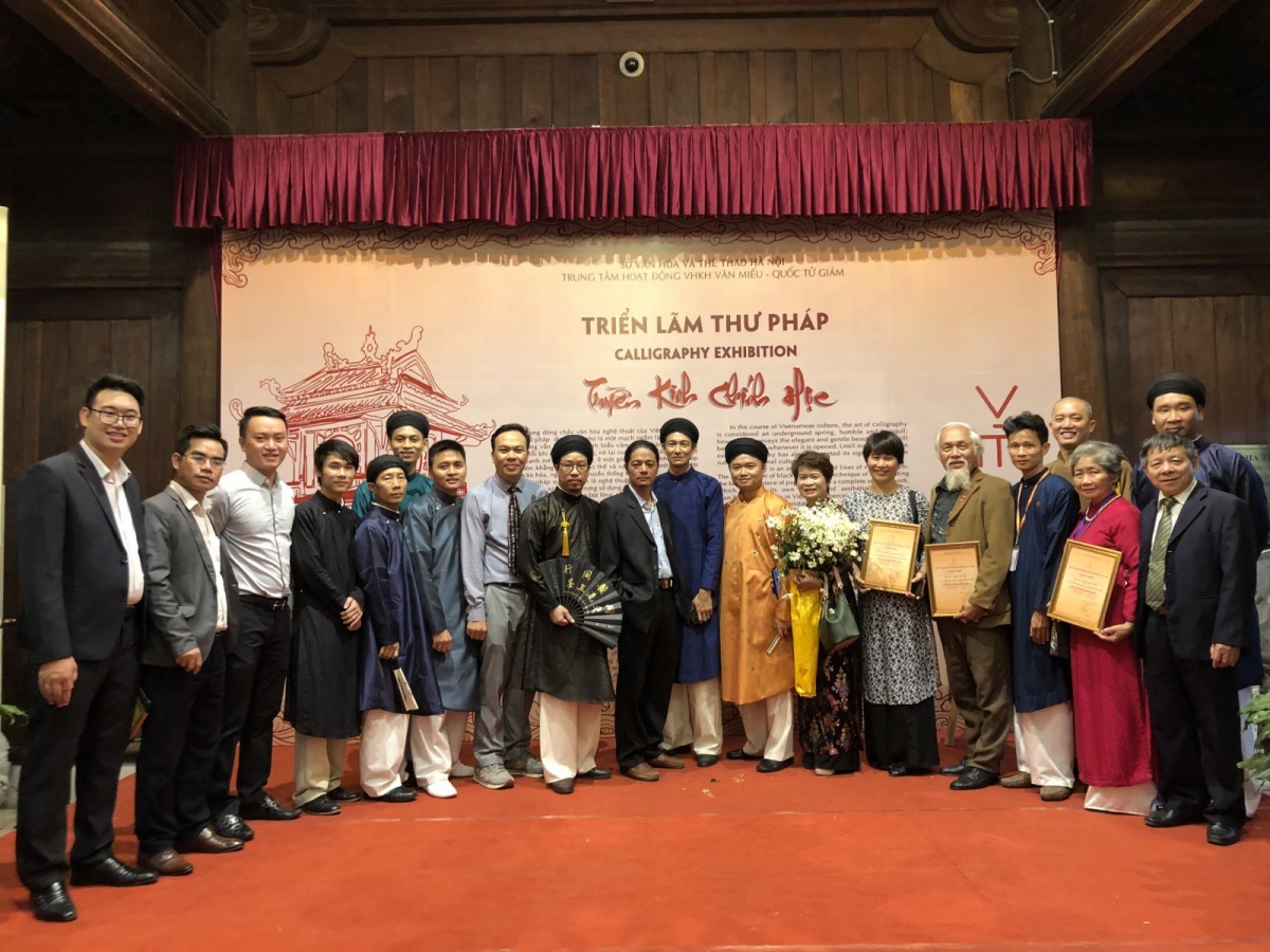 Đoàn Nhân Mỹ học đường dự Triển lãm thư pháp chào mừng 1010 năm Thăng Long. Ảnh: Nhanmyhocduong.vn.