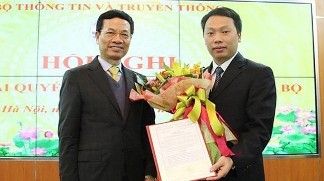 Ông Nguyễn Huy Dũng (bên phải) là Thứ trưởng trẻ nhất hiện nay trong Chính phủ 