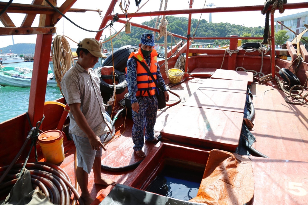 Thuyền trưởng không xuất trình được giấy tờ chứng minh nguồn gốc số dầu DO đang vận chuyển. (Bộ tư lệnh Vùng Cảnh sát biển 4 cung cấp)