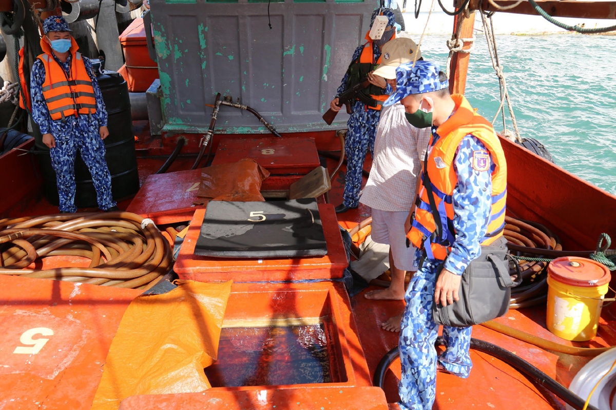Bắt giữ tàu chở dầu không rõ nguồn gốc trên vùng biển Tây Nam