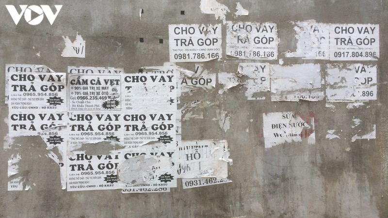 Những tờ quảng cáo cho vay tiền được dán nhan nhản trên các bức tường