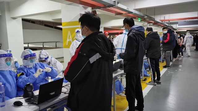 Sân bay Quốc tế Phố Đông xét nghiệm cho nhân viên. Ảnh: Sân bay Thượng Hải