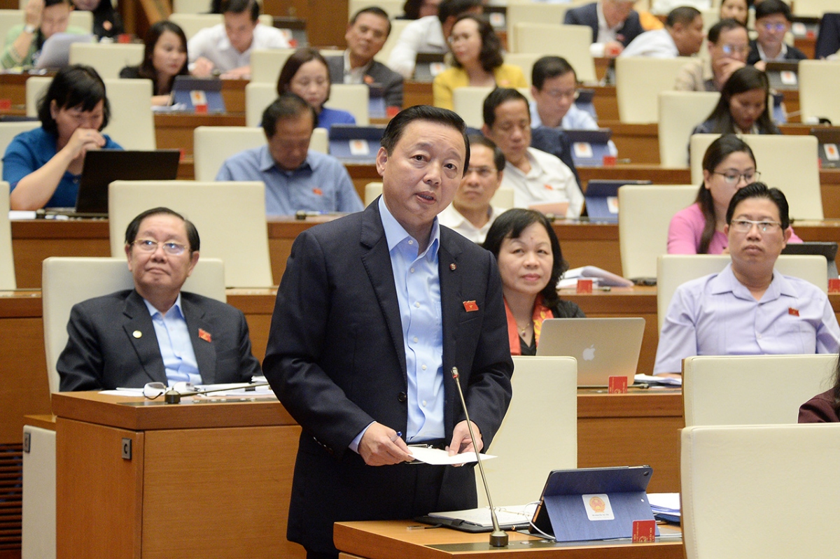 Bộ trưởng Bộ Tài nguyên và Môi trường Trần Hồng Hà trả lời chất vấn của các đại biểu Quốc hội. (Ảnh: Quốc hội)