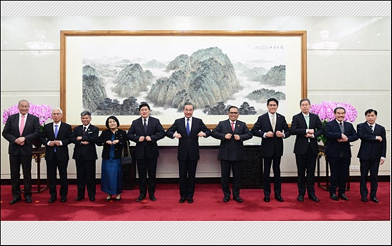 Ngoại trưởng Trung Quốc Vương Nghị gặp gỡ Đại sứ 10 nước ASEAN. Ảnh: Bộ Ngoại giao Trung Quốc.