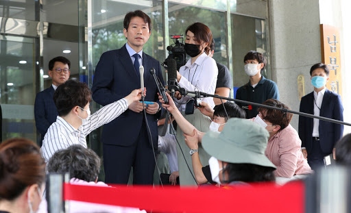 Bộ trưởng Thống nhất Hàn Quốc Lee In Young trả lời phỏng vấn báo chí. Ảnh: hani.co.kr