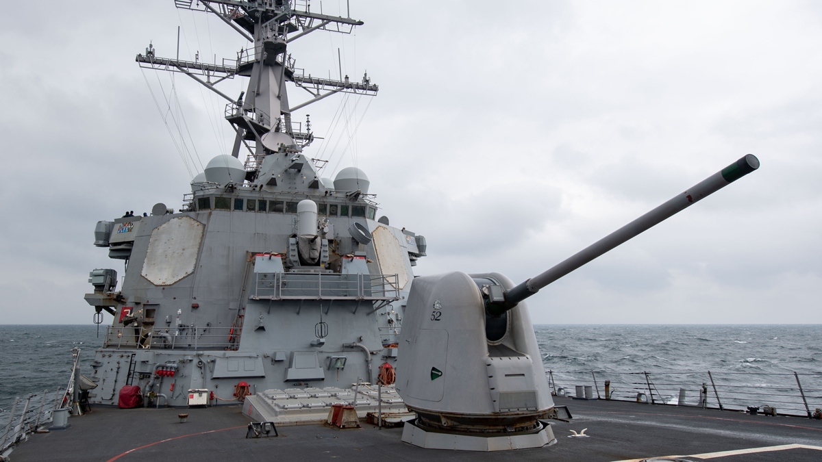 Hải quân Mỹ đưa khu trục hạm tên lửa dẫn đường USS Barry trở lại Biển Đông