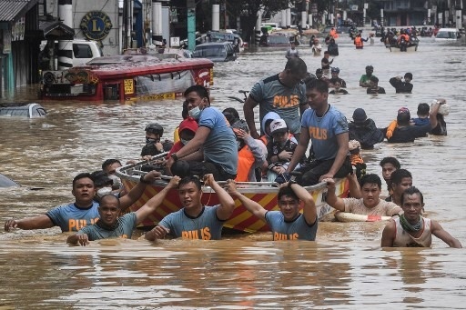 Bão Vamco gây ngập lụt kinh hoàng ở Philippines. Ảnh: Reuters