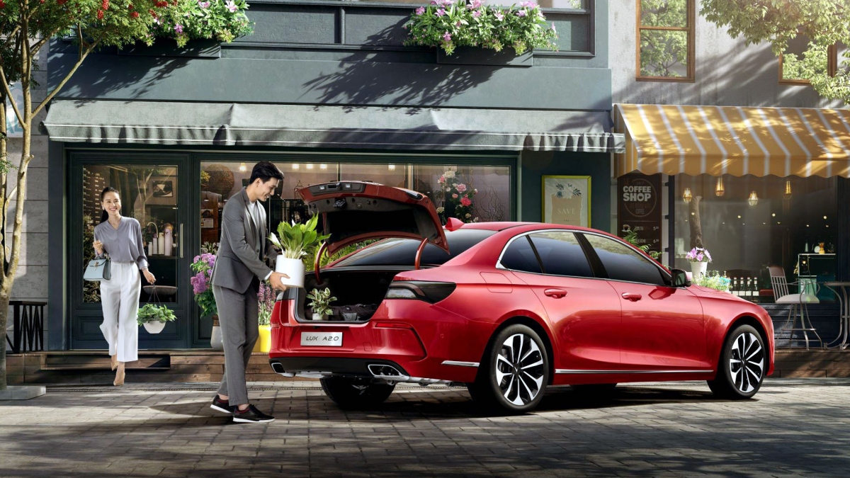 Lux A2.0 bản nâng cao, giá trả thẳng chưa tới 1 tỉ đồng.