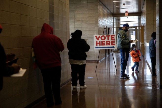 Cử tri Michigan bỏ phiếu sớm trong kỳ bầu cử tổng thống 2020. Ảnh: Reuters.