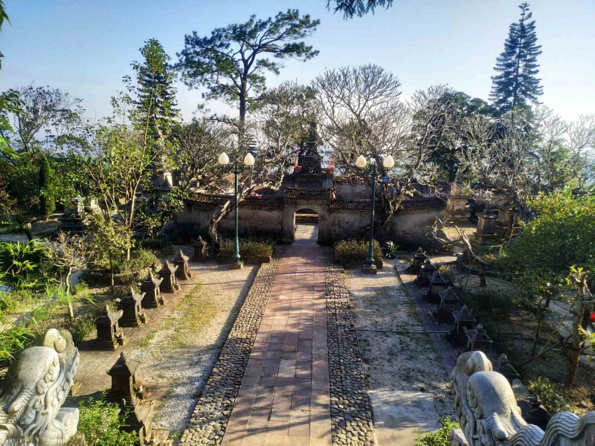 Những vườn tháp cổ trong khuôn viên Huệ Quang Kim Tháp - trái tim của non thiêng Yên Tử rêu phong dưới nắng vàng.