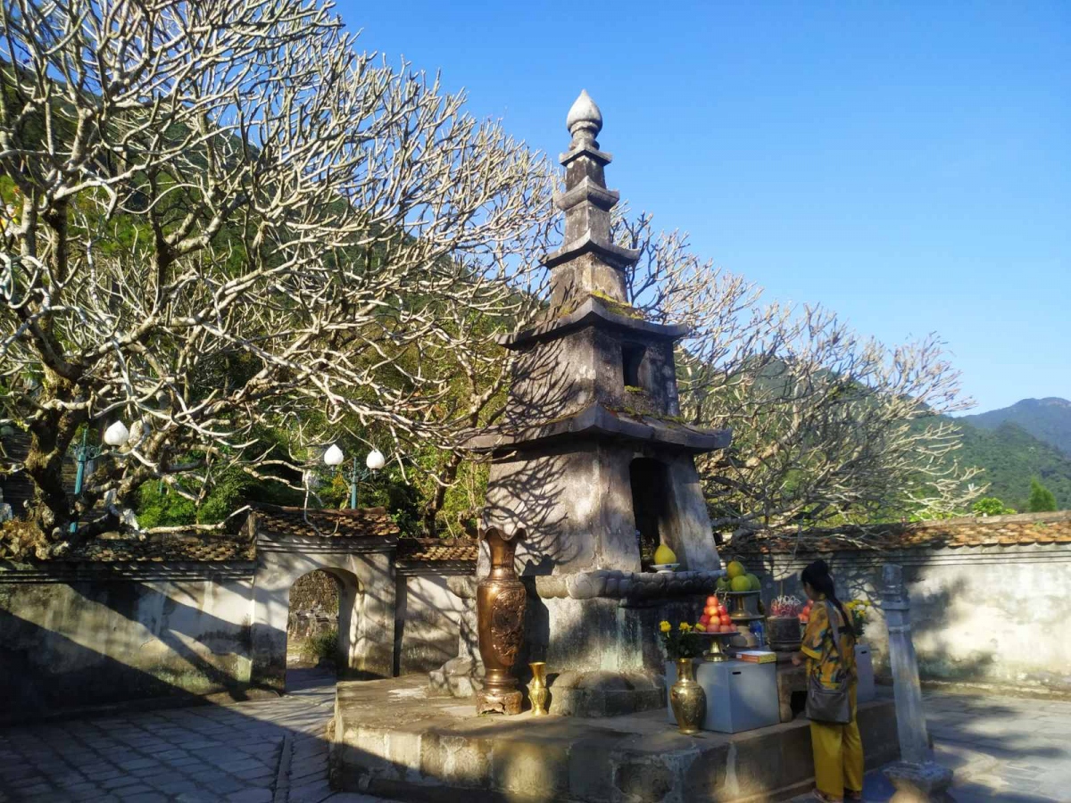 Huệ Quang Kim Tháp, nơi thờ một phần xá lỵ của Phật Hoàng Trần Nhân Tông.