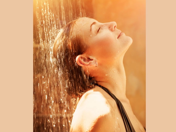 Tắm lâu với nước nóng: Tắm nước nóng vào mùa đông giúp làm dịu cả thể chất và tinh thần. Tuy nhiên, tắm nước nóng quá lâu có thể làm khô da, phá hủy các tế bào keratin ở lớp da trên cùng, gây viêm da, khô da và mẩn đỏ.