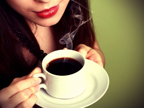 Uống quá nhiều cà phê: Một tách cà phê nóng giữa trời đông lạnh giá nghe thật là hấp dẫn, nhưng nếu uống quá nhiều cà phê, lượng caffeine hấp thụ vào cơ thể có thể gây tác dụng phụ không mong muốn. Hãy chỉ uống tối đa 3 tách cà phê mỗi ngày.