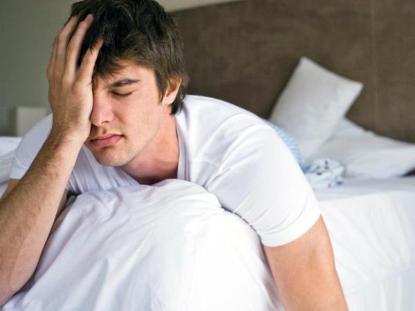 Ngủ nướng: Vào mùa đông, đêm trở nên dài hơn và ngày ngắn hơn. Điều này làm rối loạn tuần hoàn sinh học, khiến cơ thể sản sinh nhiều hormone ngủ melatonin hơn, làm ta thấy uể oải và buồn ngủ. Hãy cố gắng chống chọi với cảm giác buồn ngủ để duy trì thói quen ngủ nghỉ hợp lý.