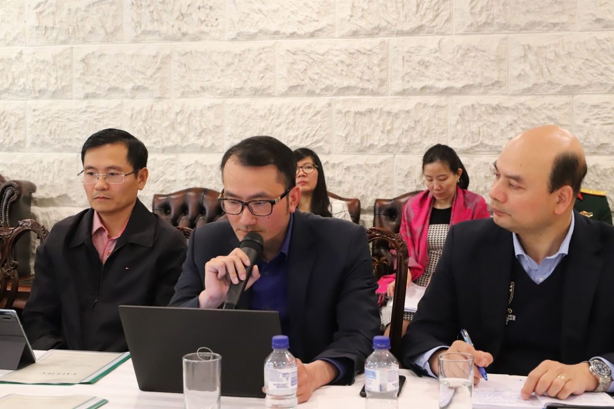 Giáo sư Chu Hoàng Long (trái) và tiến sỹ Đỗ Nam Thắng (giữa), Đại học ANU chia sẻ nhiều ý kiến tâm huyết.