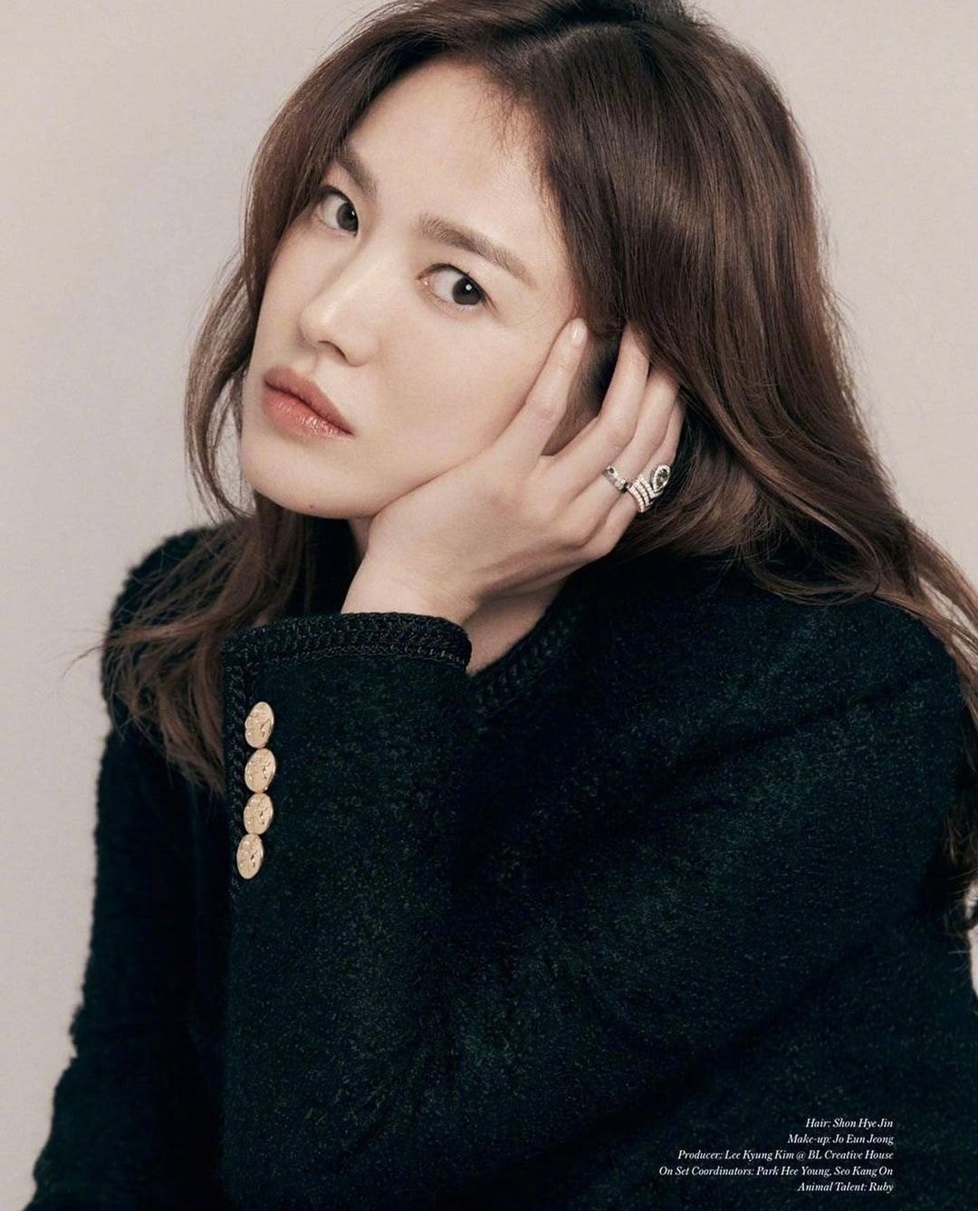 "Nữ hoàng tạp chí" Song Hye Kyo khoe nhan sắc yêu kiều ở tuổi 39