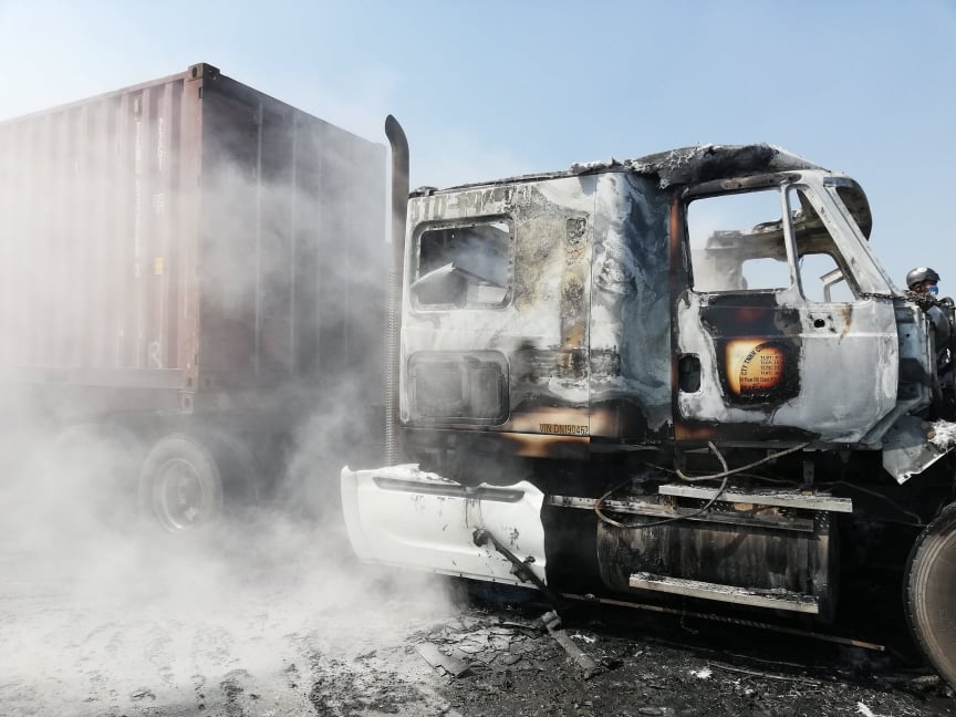 Xe container bốc cháy dữ dội trên cầu Phú Mỹ, TPHCM