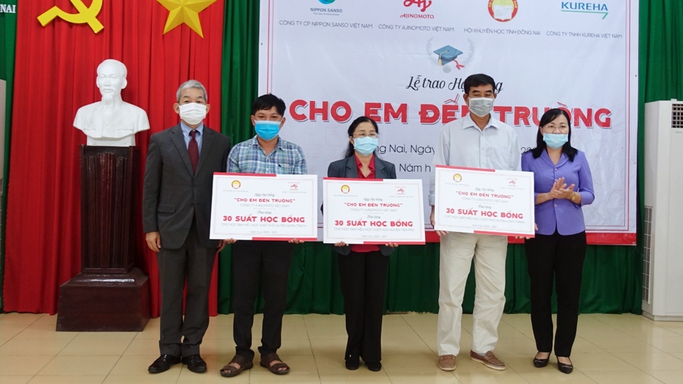 340 học sinh Đồng Nai được trao học bổng “Cho em đến trường”