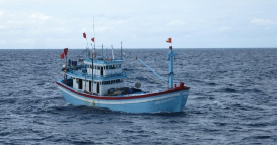 Tàu cá bị hỏng máy, thả trôi trên biển tại Bình Định