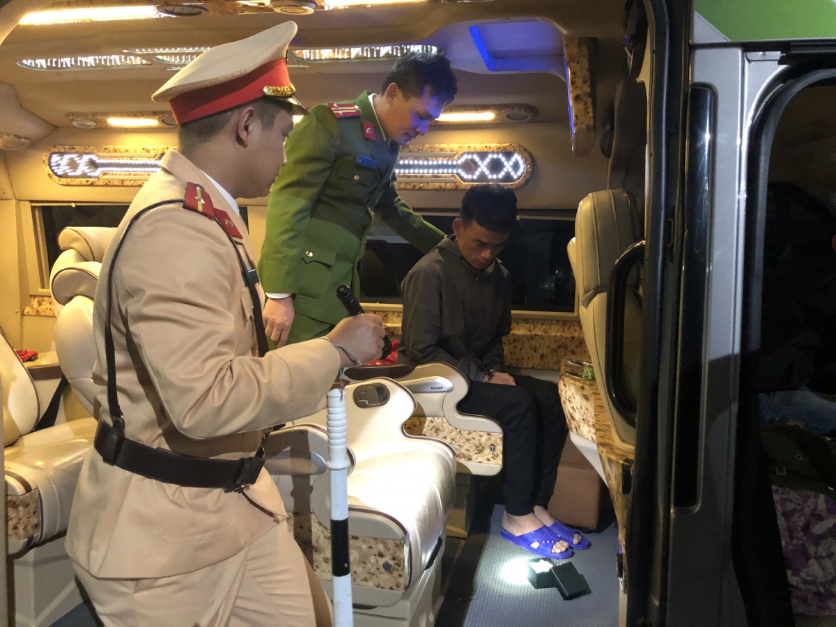 Tạm giữ lái xe khách tàng trữ, sử dụng chất ma túy tại Quảng Ninh