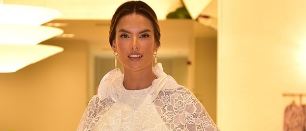 Alessandra Ambrosio diện đầm ren xếp tầng điệu đà tại cửa hàng thời trang