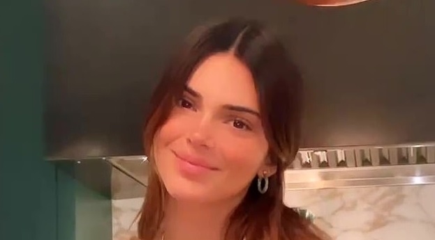 Kendall Jenner xinh đẹp vào bếp trổ tài nấu ăn cùng bạn thân