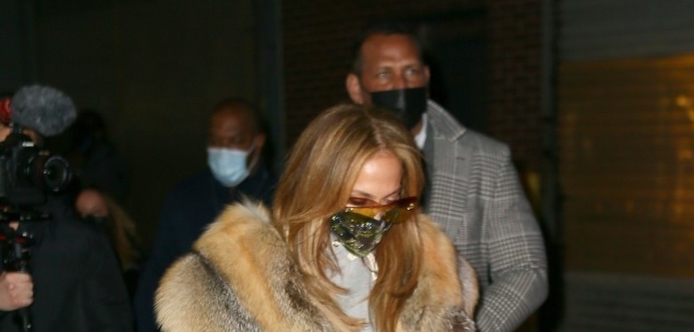 Jennifer Lopez buồn bã ra phố cùng bạn trai sau khi tuyên bố hủy đám cưới
