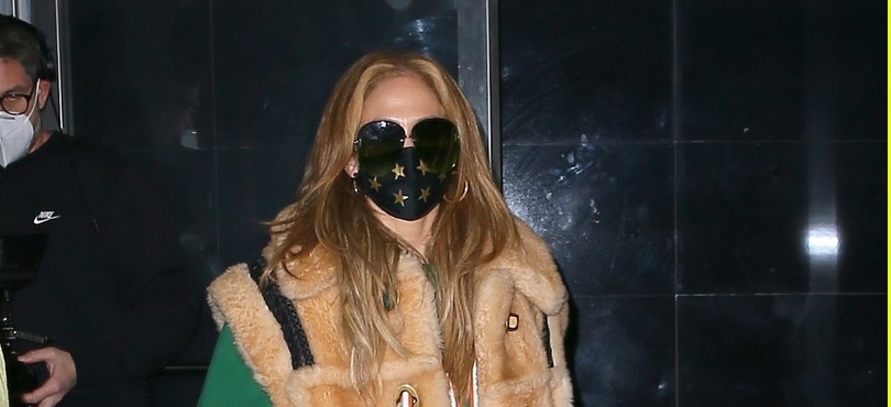 Jennifer Lopez diện áo lông thú sành điệu ra phố