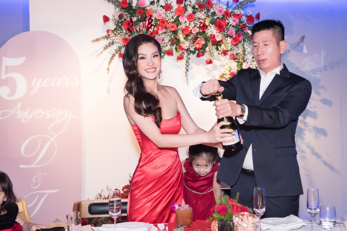 Á hậu Diễm Trang tổ chức kỷ niệm 5 năm ngày cưới với chồng “đại gia” dịp Giáng sinh