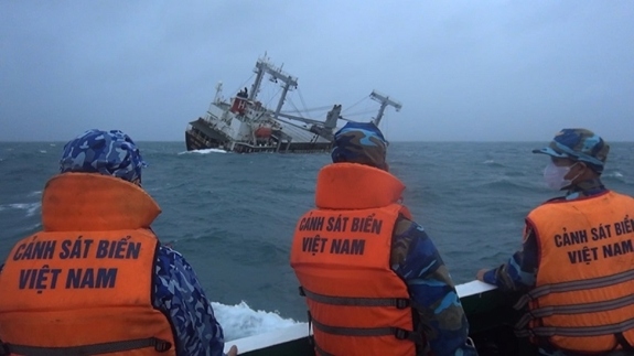 Liên tiếp cứu hộ, cứu nạn 2 tàu hàng bị sự cố trên biển