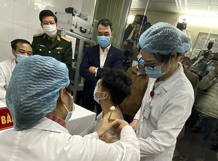 Buổi tiêm thử nghiệm vaccine Covid-19 Việt Nam diễn ra an toàn