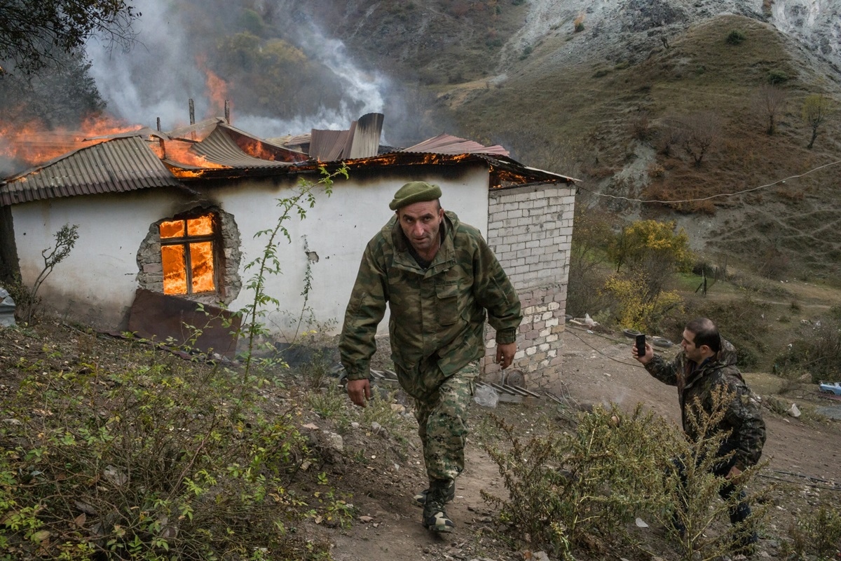 Người Armenia dọn dẹp, đốt nhà trước khi rút khỏi vùng lân cận Nagorno-Karabakh