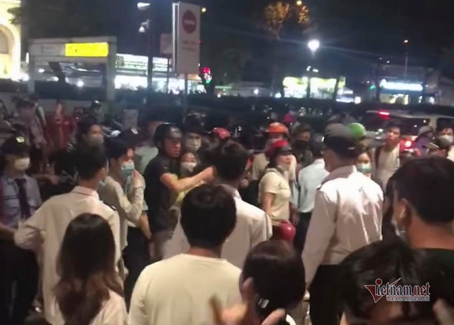 Ẩu đả đông người tại Aeon Mall Tân Phú, cảnh sát hình sự nổ súng trấn áp