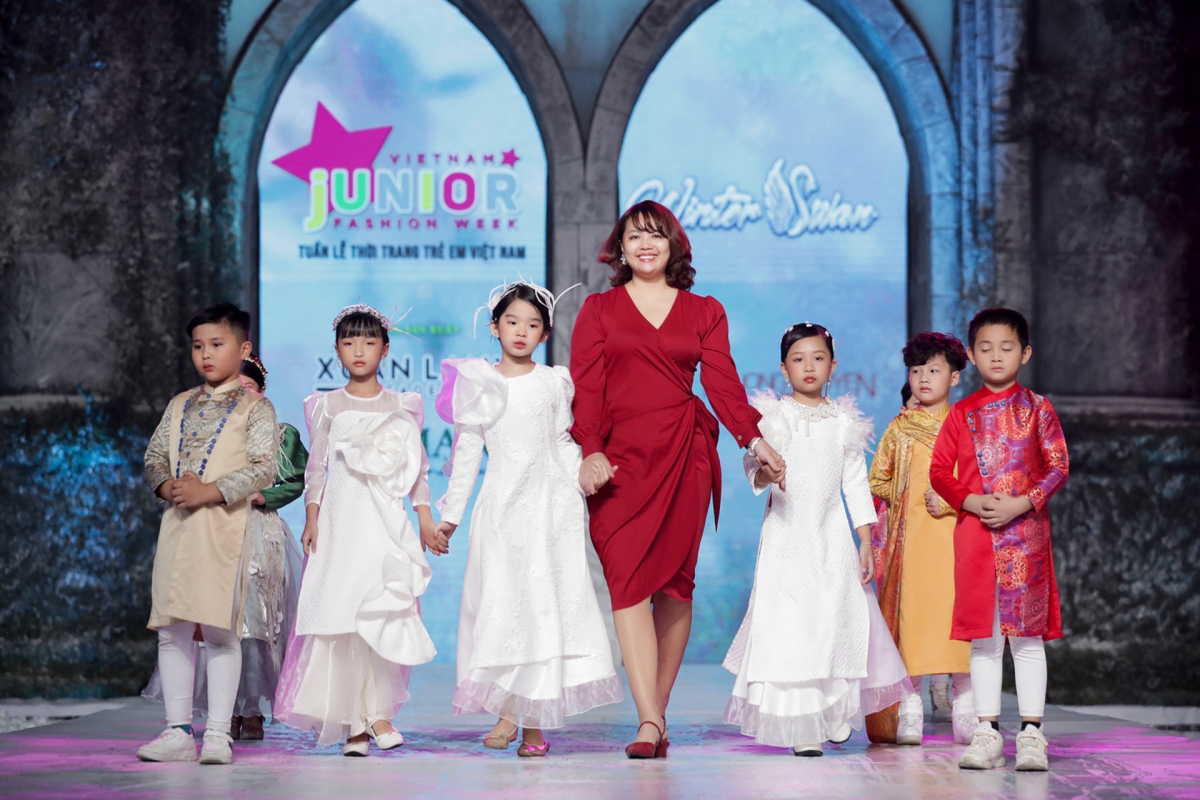 Choáng ngợp với những màn trình diễn của dàn mẫu nhí tại Vietnam Junior Fashion Week