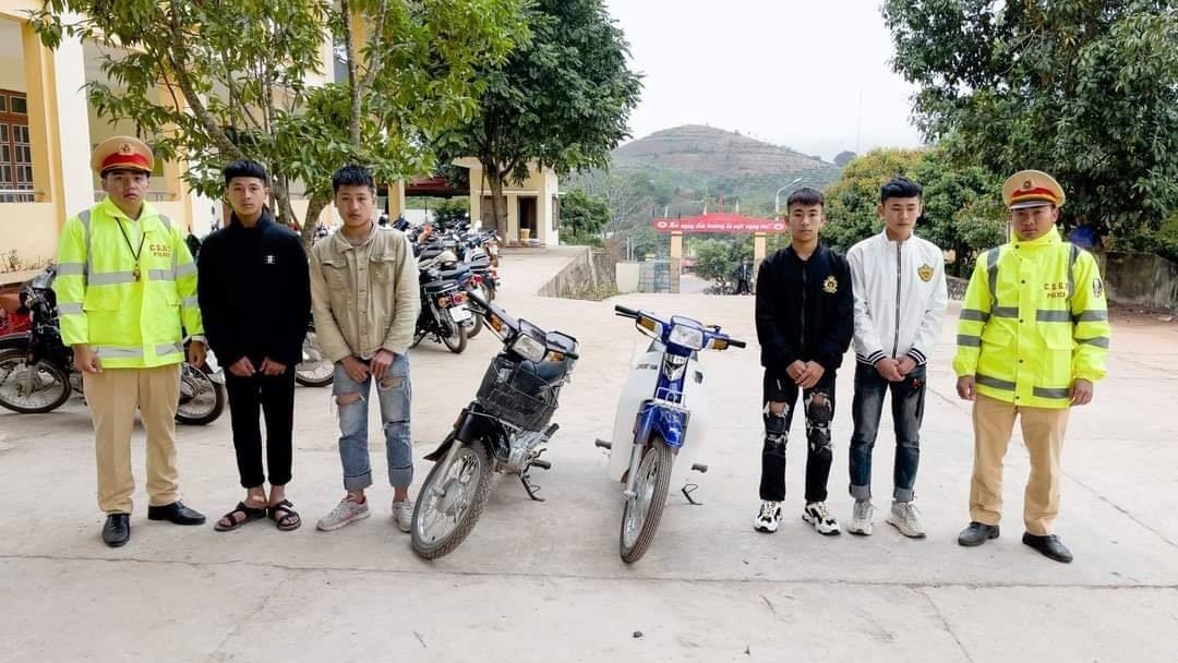 Xử phạt 2 thanh niên khoe dùng chân điều khiển xe máy trên mạng xã hội