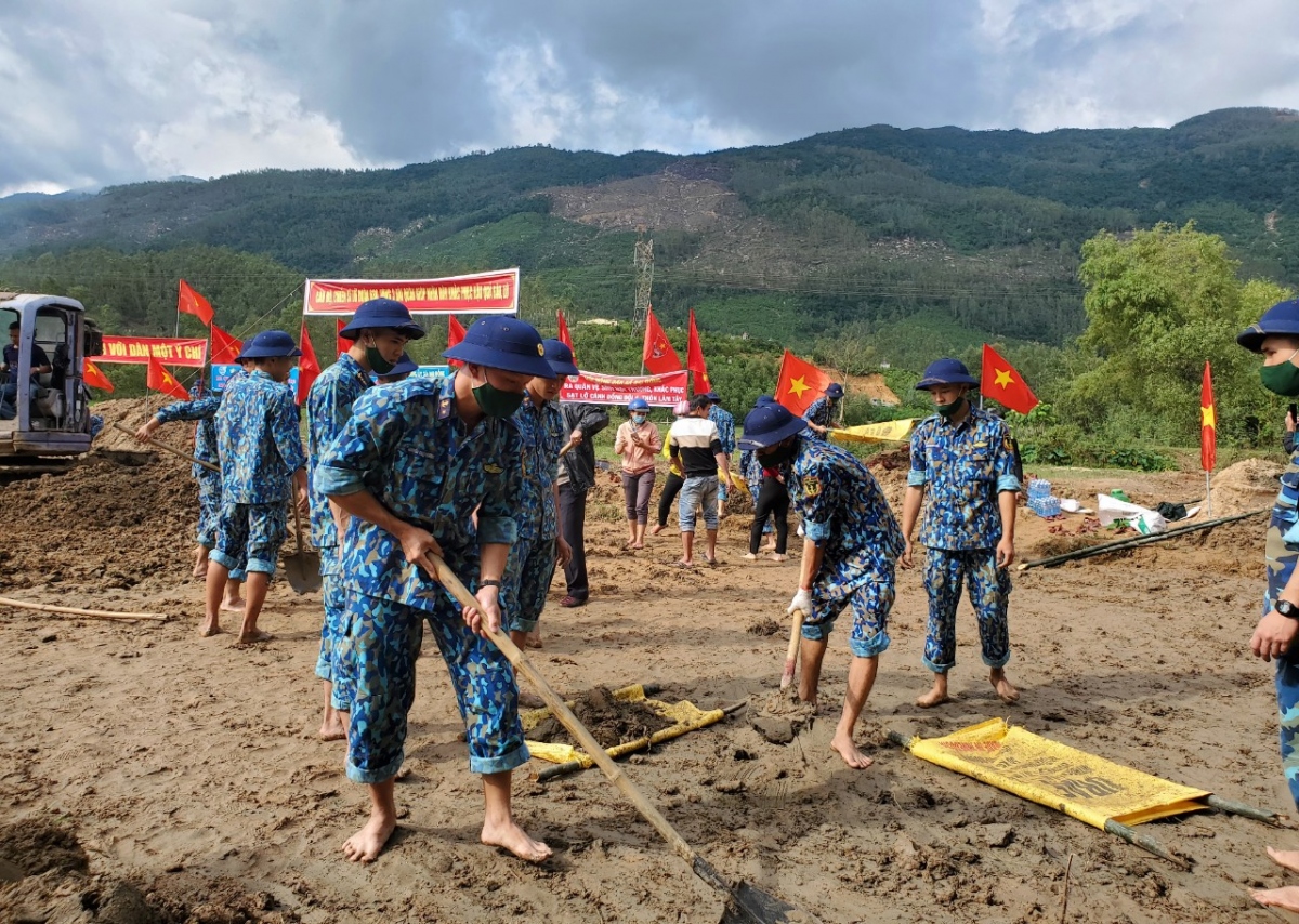 Lữ đoàn 680, Vùng 3 Hải quân giúp người dân Quảng Nam khắc phục hậu quả bão lũ