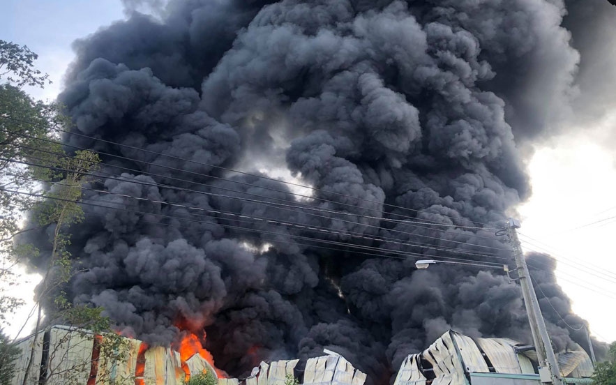 Cháy lớn tại công ty sản xuất mút xốp ở Bình Dương