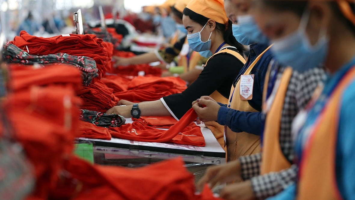 Campuchia gia hạn chương trình trợ cấp người lao động và các ngành kinh tế