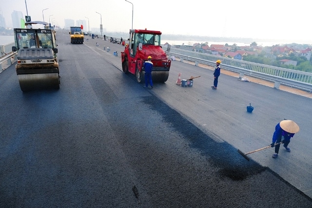 Công nhân gấp rút hoàn thành công đoạn cuối trước khi cầu Thăng Long thông xe