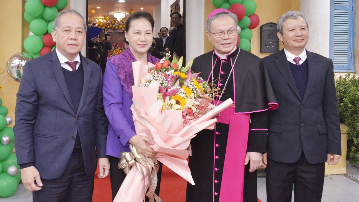 Chủ tịch Quốc hội chúc mừng Giáng sinh Toà Tổng Giám mục Tổng giáo phận Huế